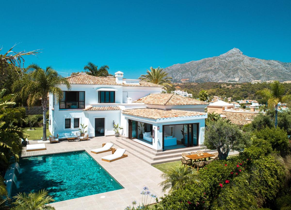 DESIGNER VILLA LUXURY CINEMA POOL VIEW NUEVA ANDALUCIa - Housity