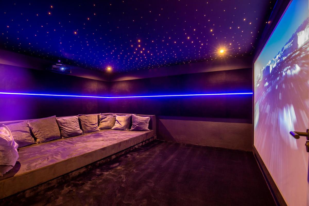 DESIGNER VILLA LUXURY CINEMA POOL VIEW NUEVA ANDALUCIa - Housity