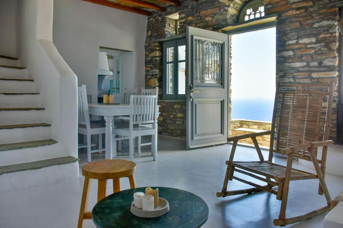 Living Theros Luxury Suites - Housity