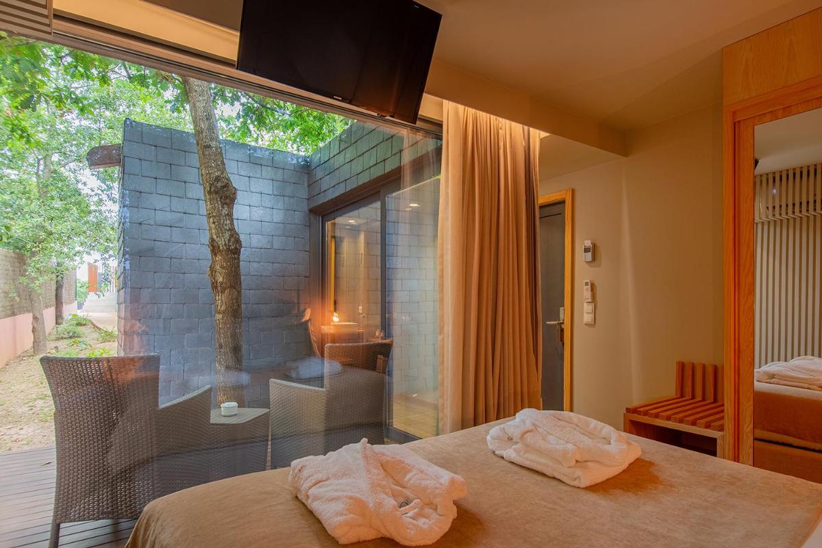 um quarto com uma janela grande e uma cama em Quinta do Pedregal Hotel & Spa em Vila Nova de Gaia