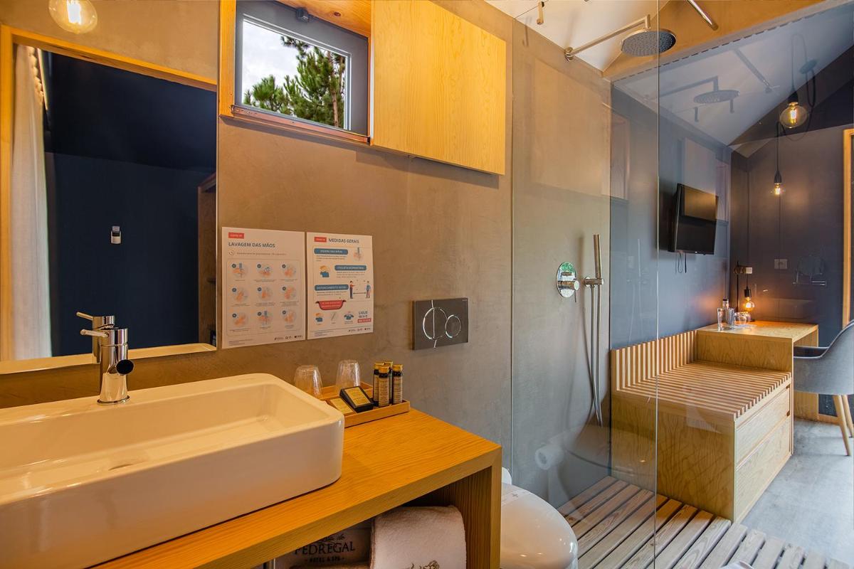 Uma casa de banho em Quinta do Pedregal Hotel & Spa