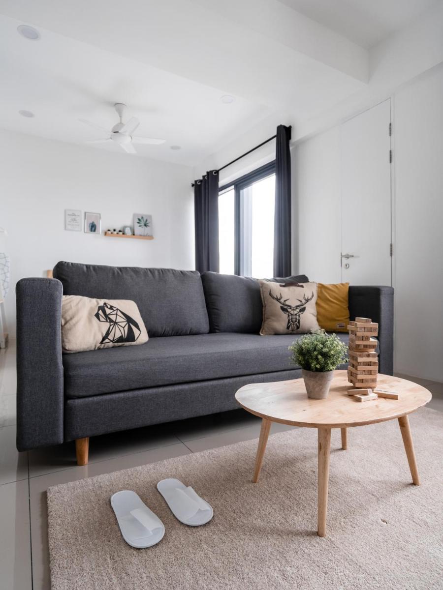 Muji Studio 1 - Seaview at 218 Tropicana Near Komtar Food Heaven with Netflix & TV Box - Housity
