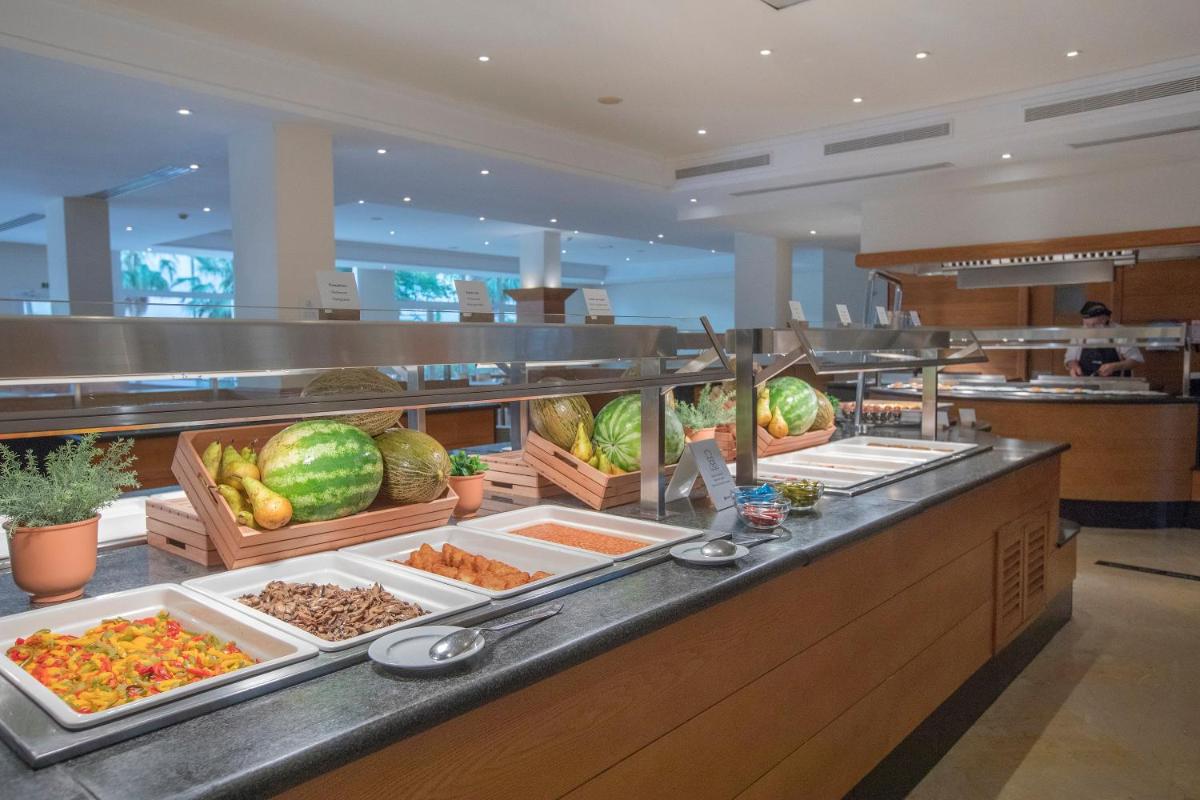 Comida en o cerca de este apartahotel