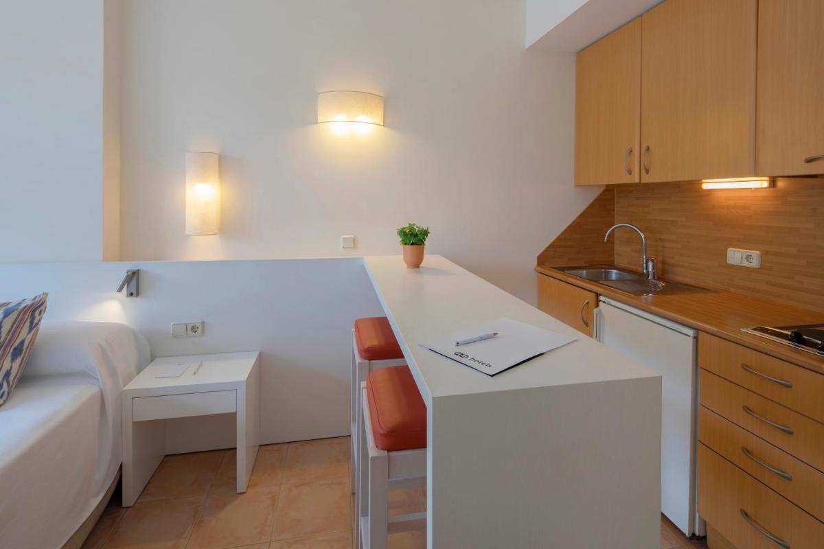 Una cocina o zona de cocina en HM Mar Blau