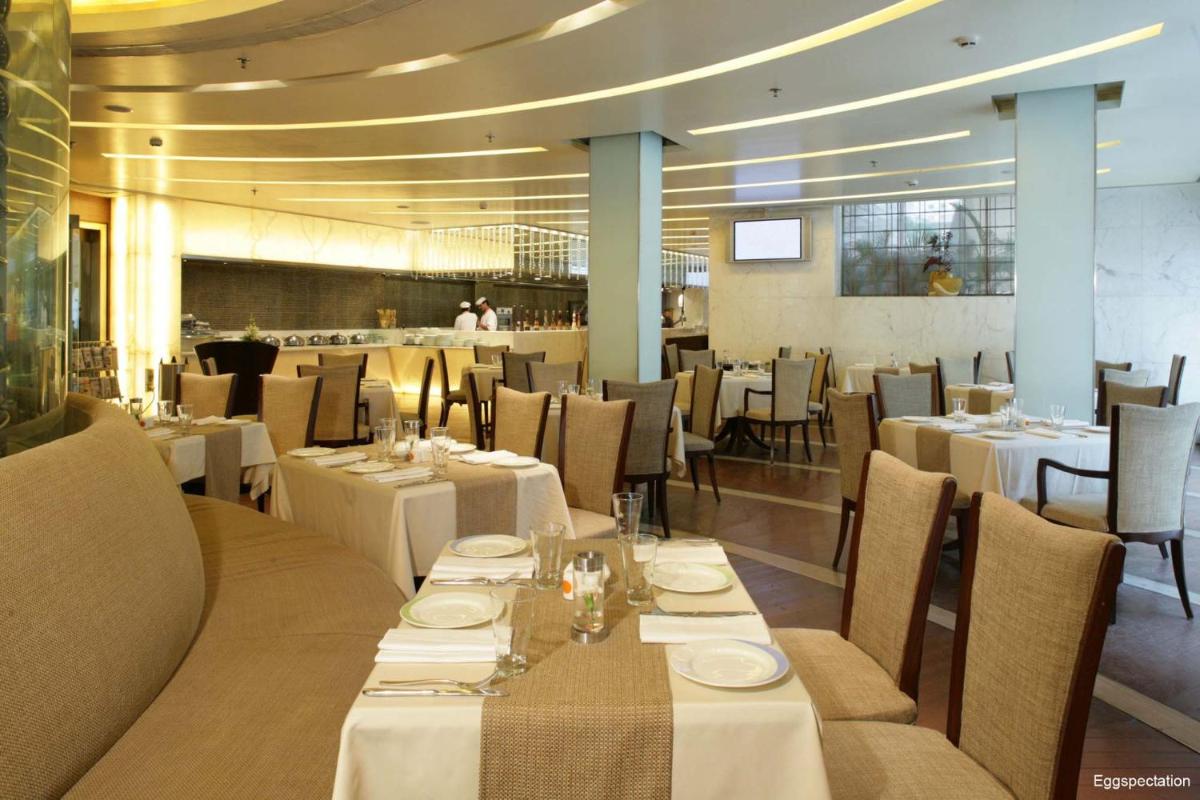 a dining room with white tables and chairs at Jaypee Siddharth in New Delhi a dining room with white tables and chairs at Jaypee Siddharth in New Delhi