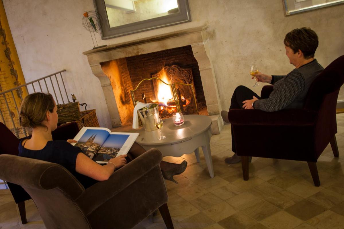 Clients de l'établissement Logis Hostellerie des Clos et restaurant Bistrot des grands crus