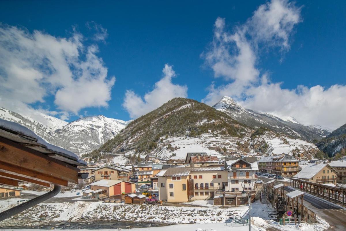 Vue générale sur la montagne ou vue sur la montagne depuis l'hôtel