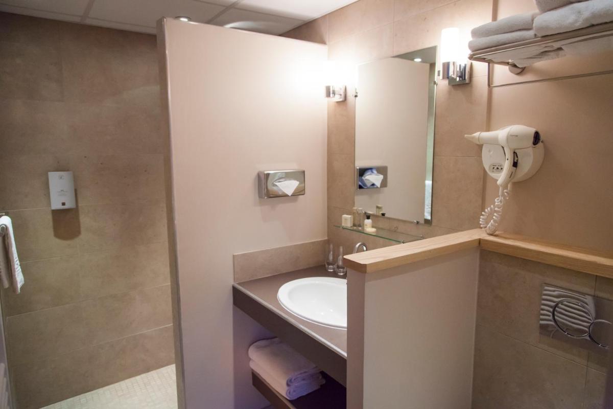 Salle de bains dans l'établissement Logis Hostellerie des Clos et restaurant Bistrot des grands crus