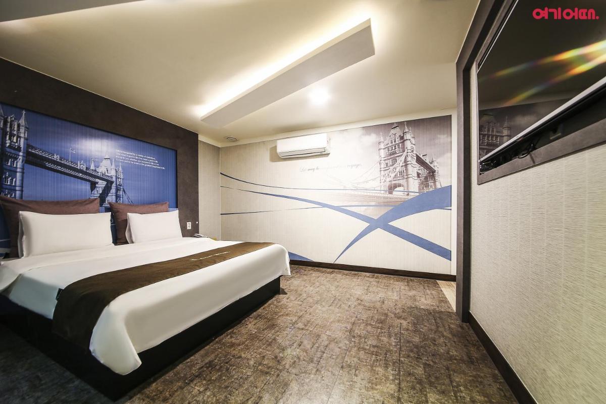Luxe Hotel - Housity