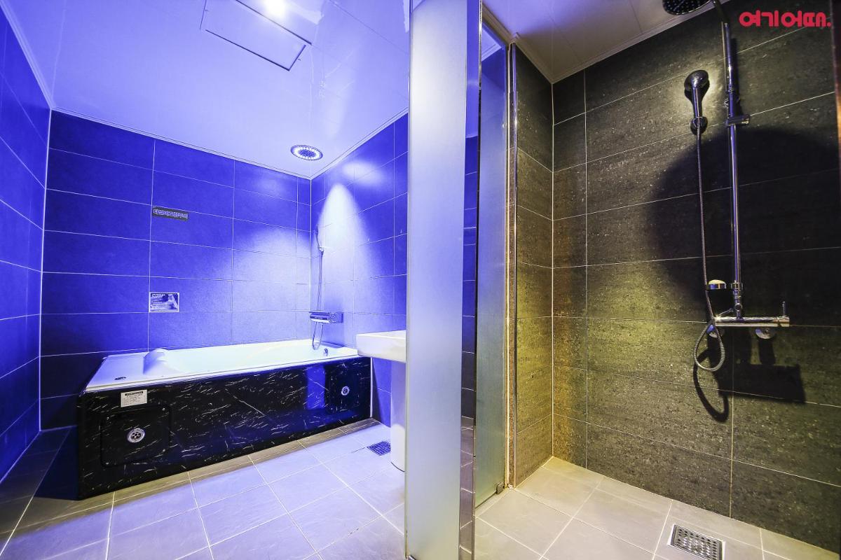 Luxe Hotel - Housity