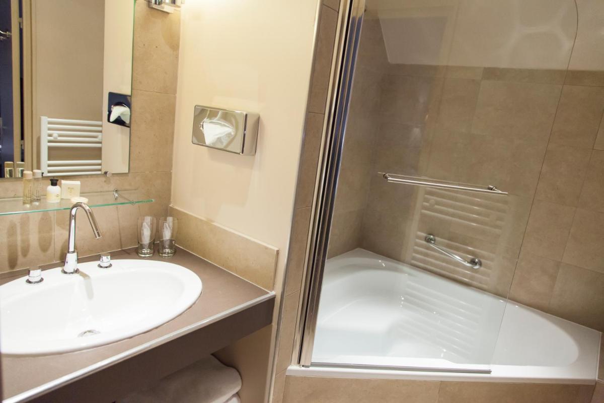 Salle de bains dans l'établissement Logis Hostellerie des Clos et restaurant Bistrot des grands crus
