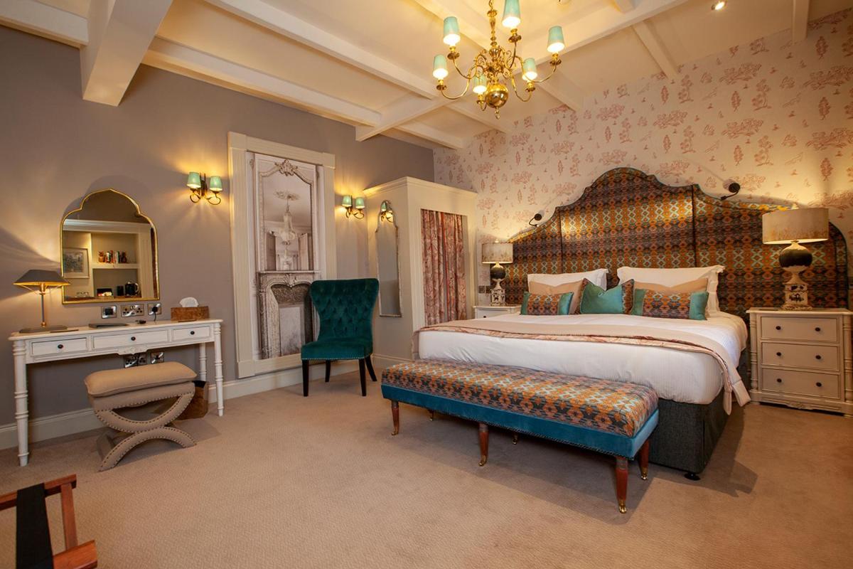 The Fox and Hounds Country Inn - Housity