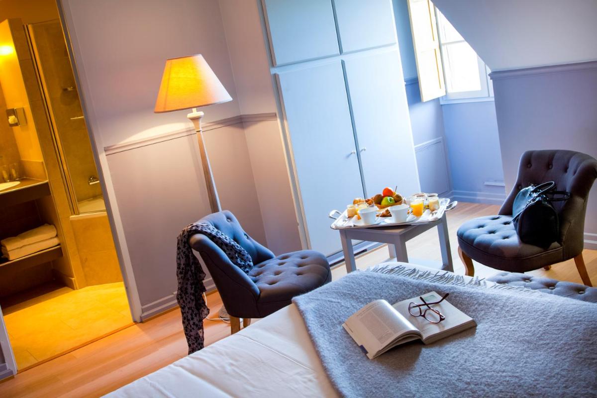 Coin salon dans l'établissement Logis Hostellerie des Clos et restaurant Bistrot des grands crus