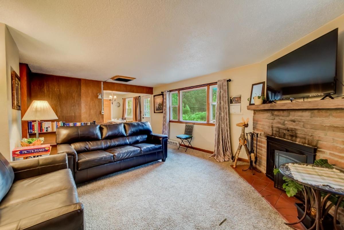 Cascade Mountain Stream - Housity