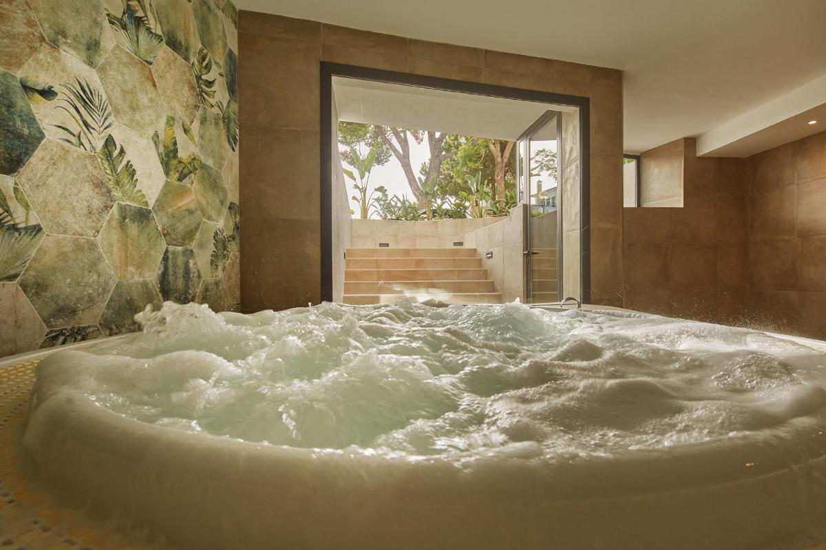 una bañera llena de nieve en una habitación en Sofia Alcudia Beach, en Puerto de Alcudia