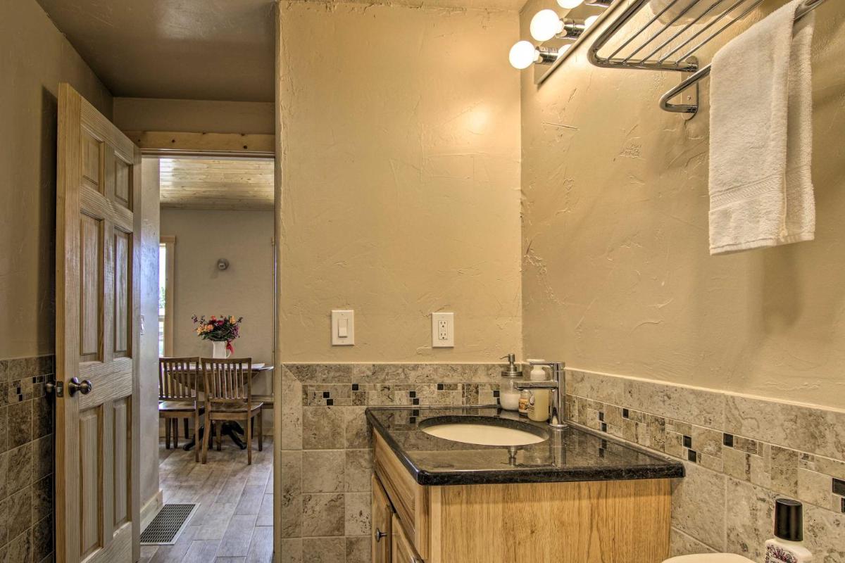 Mountain Cabin, Walk to DiningandMemorial Park! - Housity