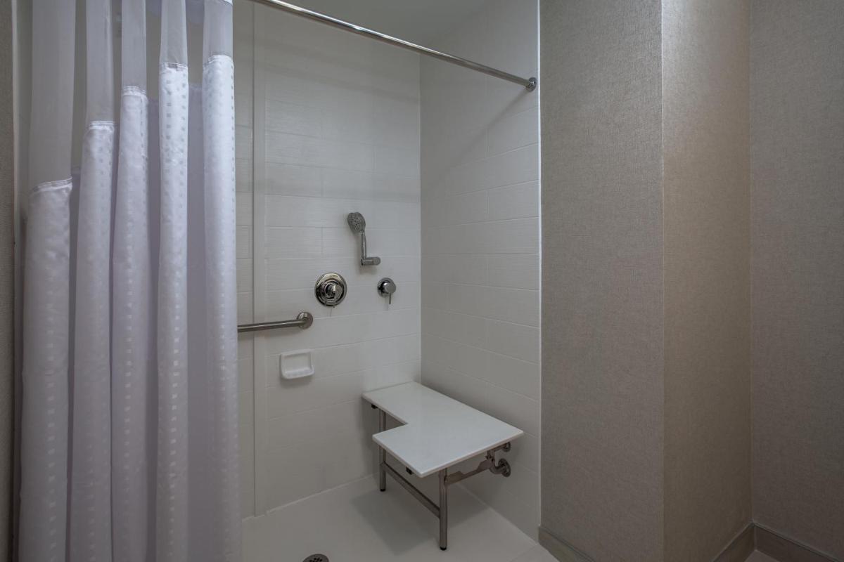 Holiday Inn Cleveland Clinic, an IHG Hotel - Housity