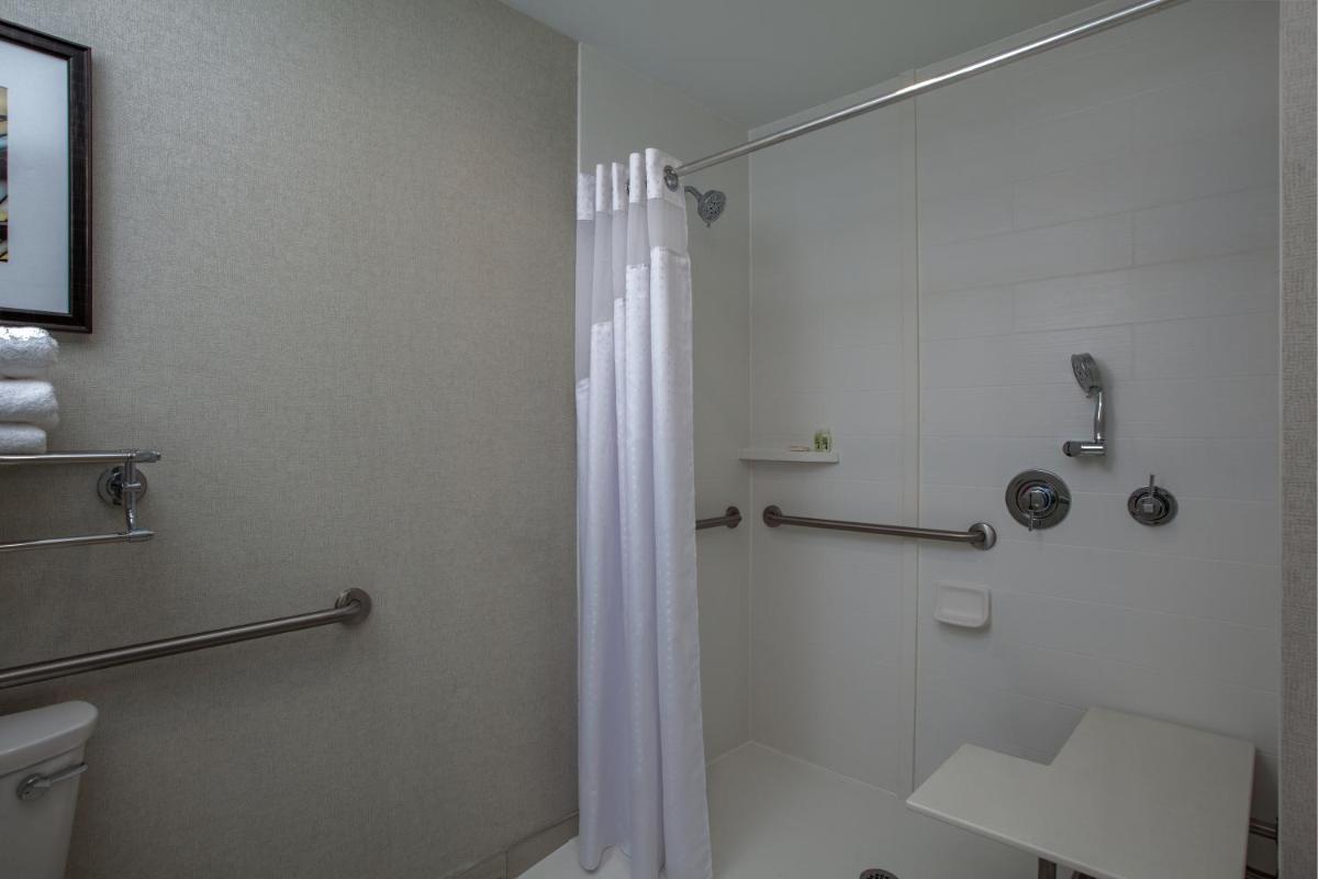 Holiday Inn Cleveland Clinic, an IHG Hotel - Housity