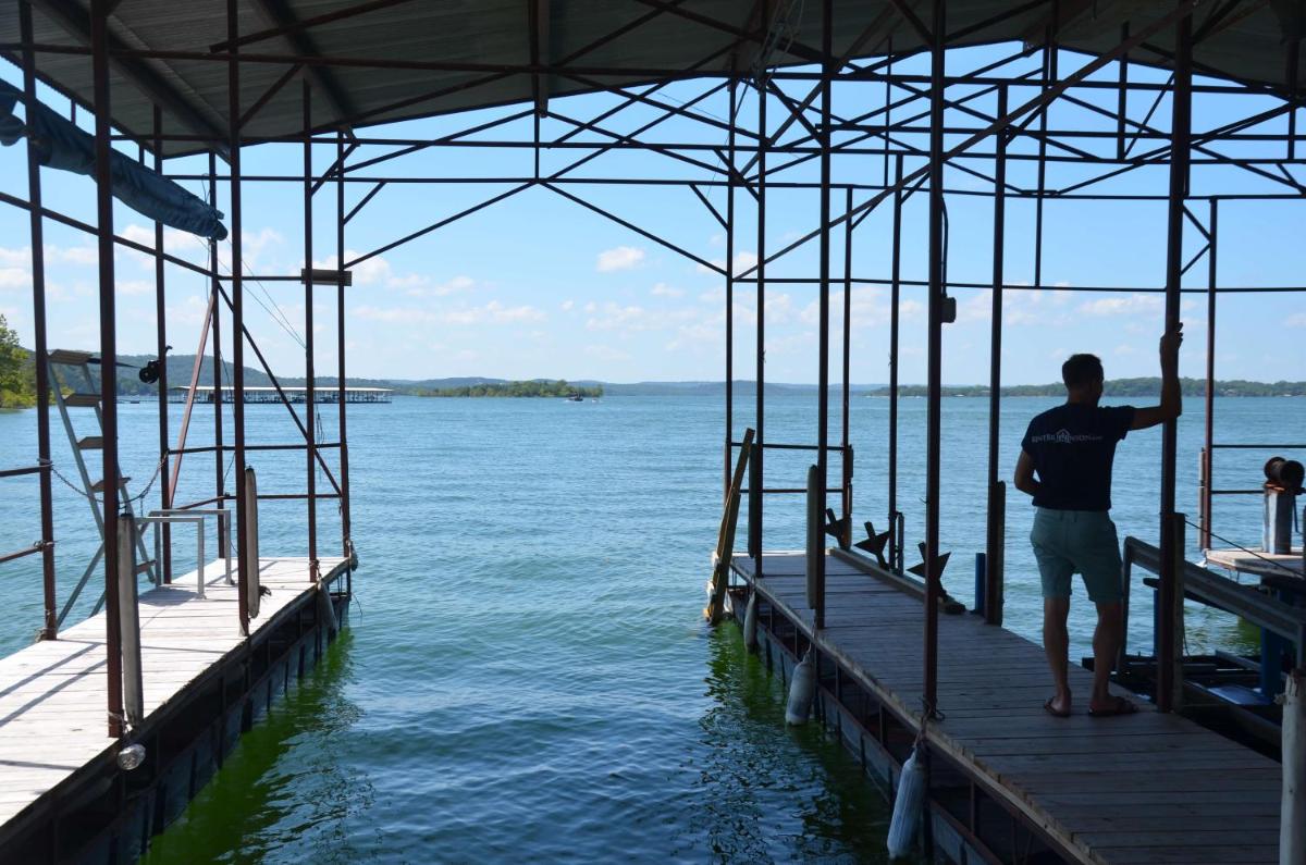 No Wake Zone Suite Right on Lake Tablerock just steps to the shore - Housity