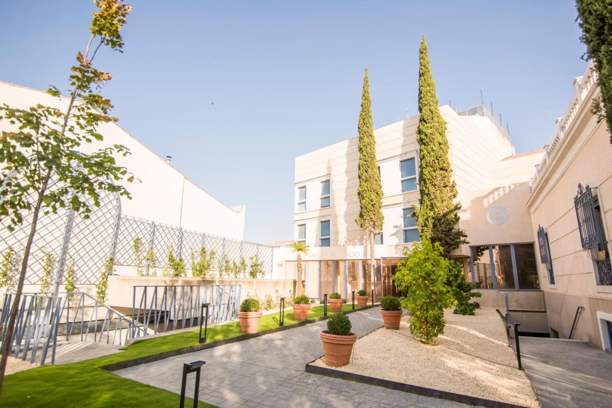 Apartamentos Plaza de Santiago - Estudios Turisticos - 1 LLAVE - Housity