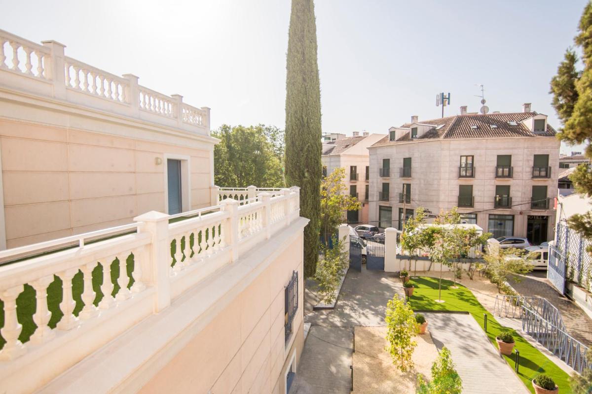 Apartamentos Plaza de Santiago - Estudios Turisticos - 1 LLAVE - Housity