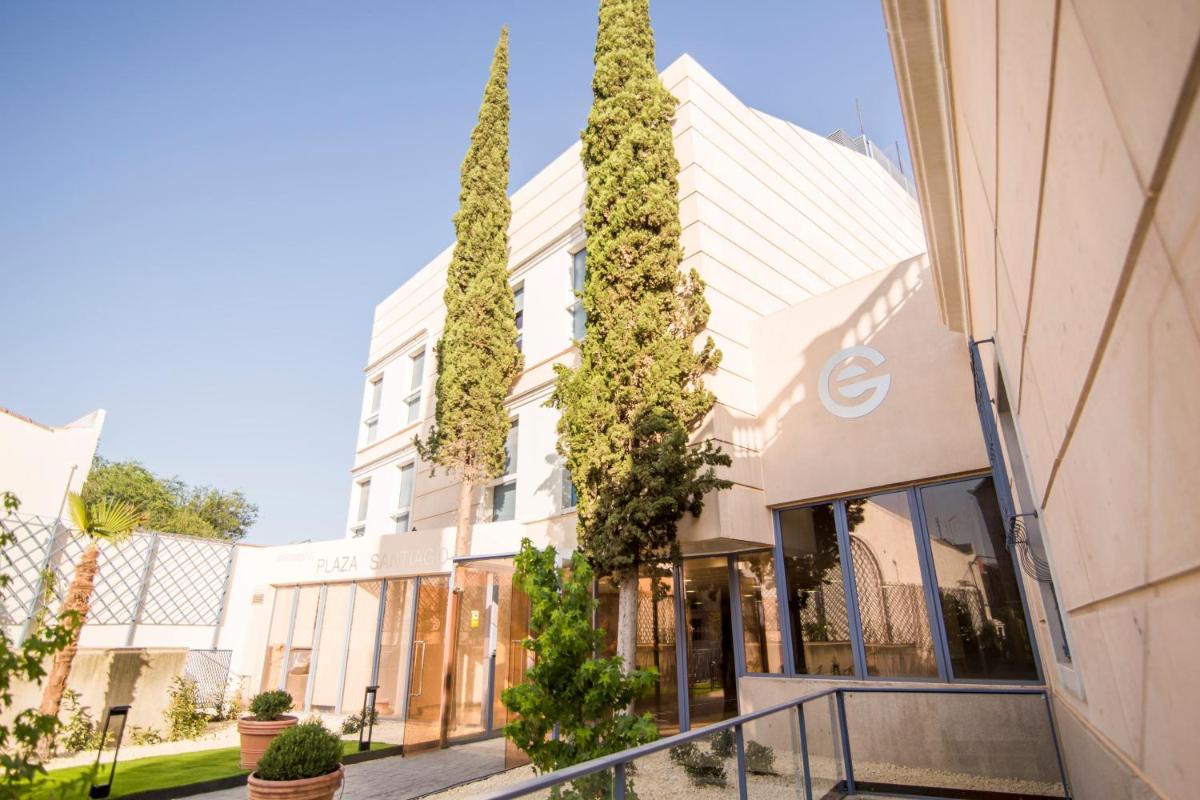 Apartamentos Plaza de Santiago - Estudios Turisticos - 1 LLAVE - Housity