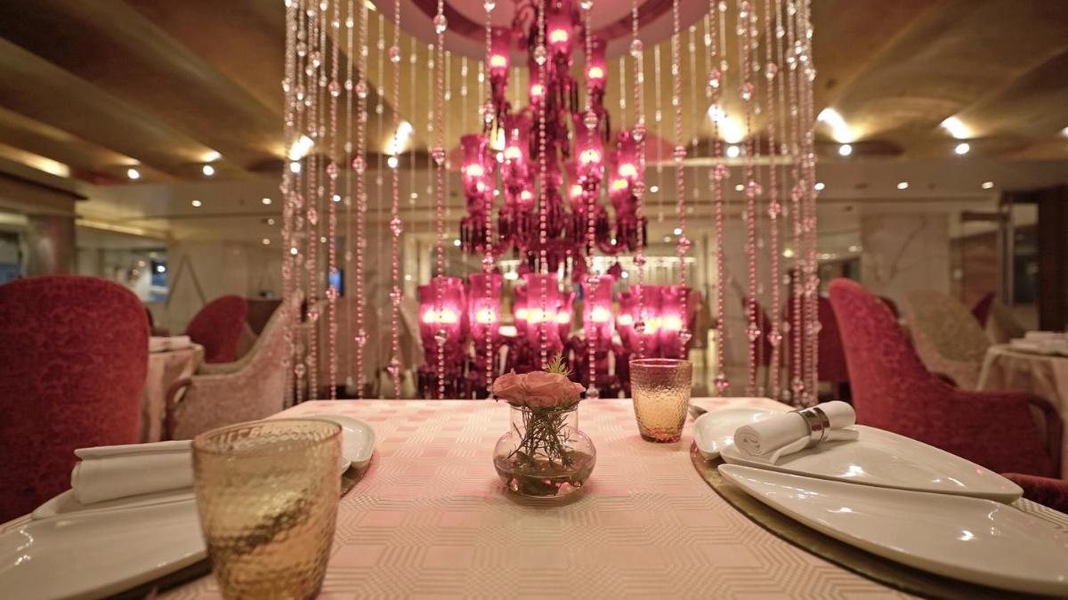 a table with pink chandeliers and pink candles at Jaypee Siddharth in New Delhi a table with pink chandeliers and pink candles at Jaypee Siddharth in New Delhi