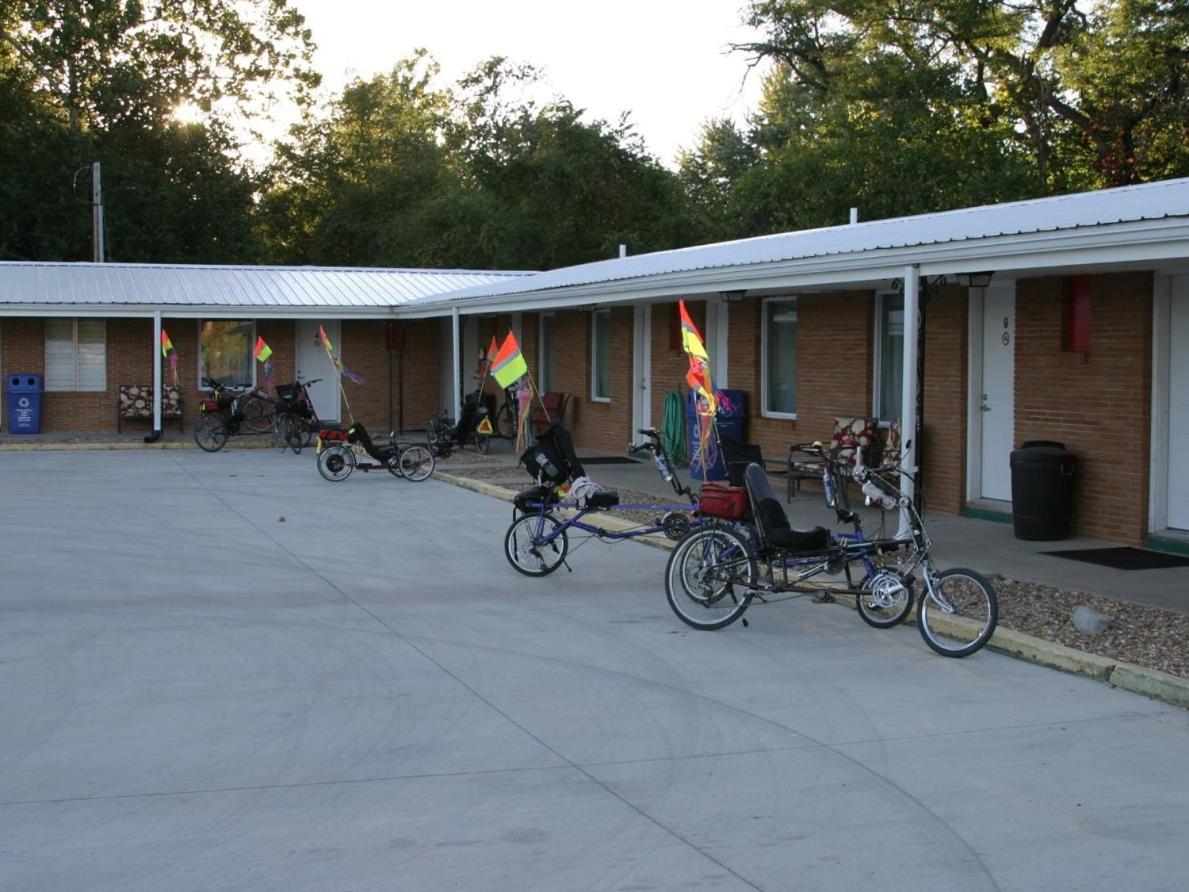 Windsor Crossroads Motel - Housity