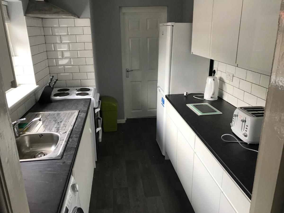 K Stunning 5 Bed Sleeps 8 Families Workers by Your Night Inn Group - Housity