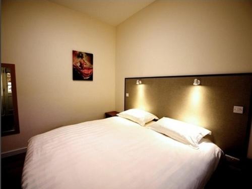 THE COACHING BARNS - Housity