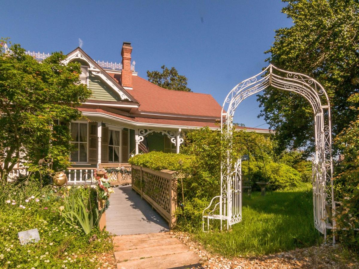 Holly House of Hamilton - Housity