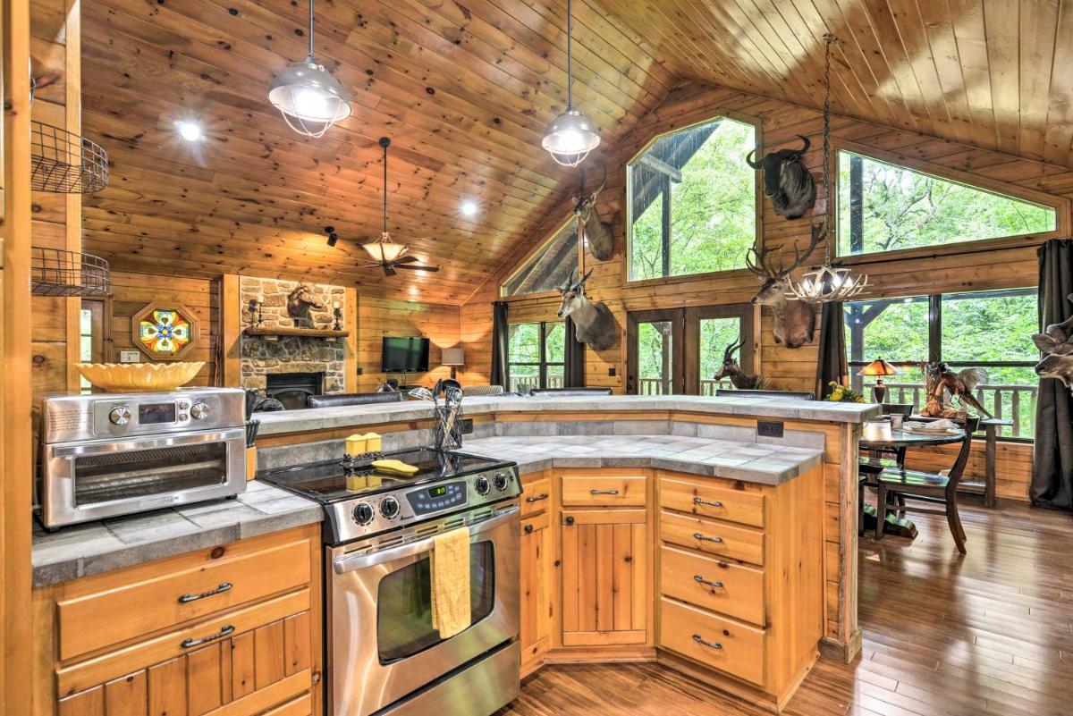 Secluded Northwest Arkansas Cabin Fire Pit and Deck - Housity