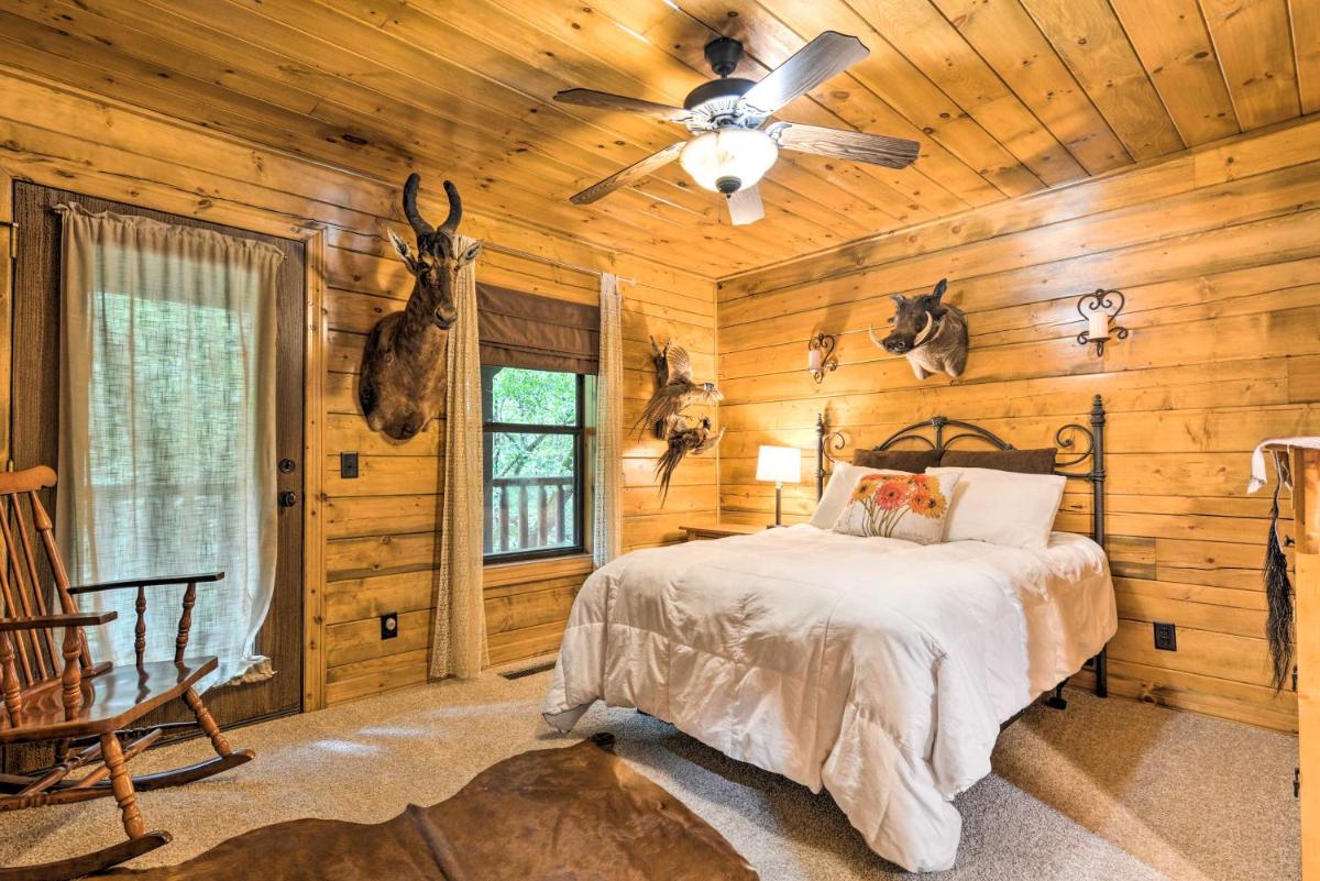 Secluded Northwest Arkansas Cabin Fire Pit and Deck - Housity