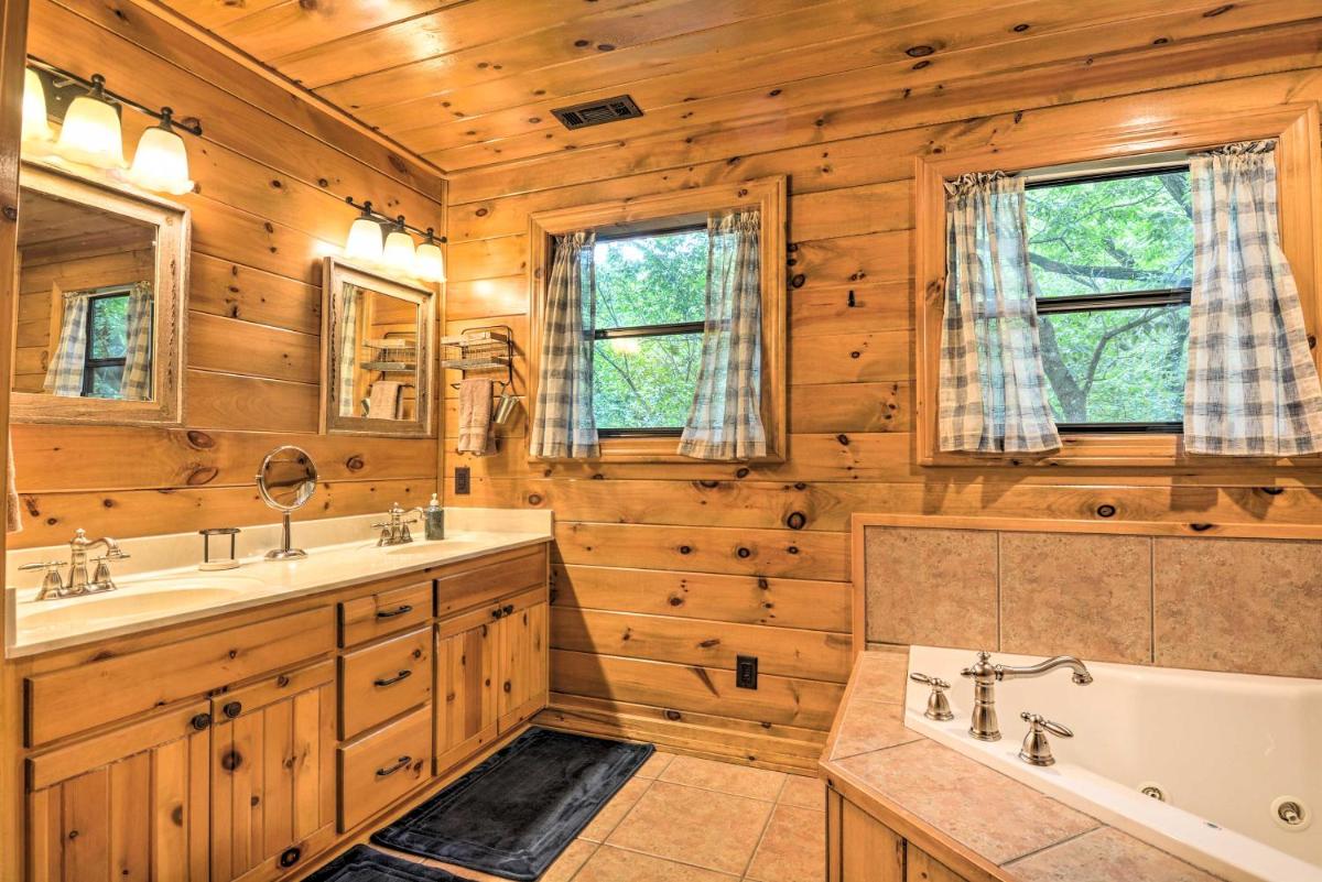 Secluded Northwest Arkansas Cabin Fire Pit and Deck - Housity