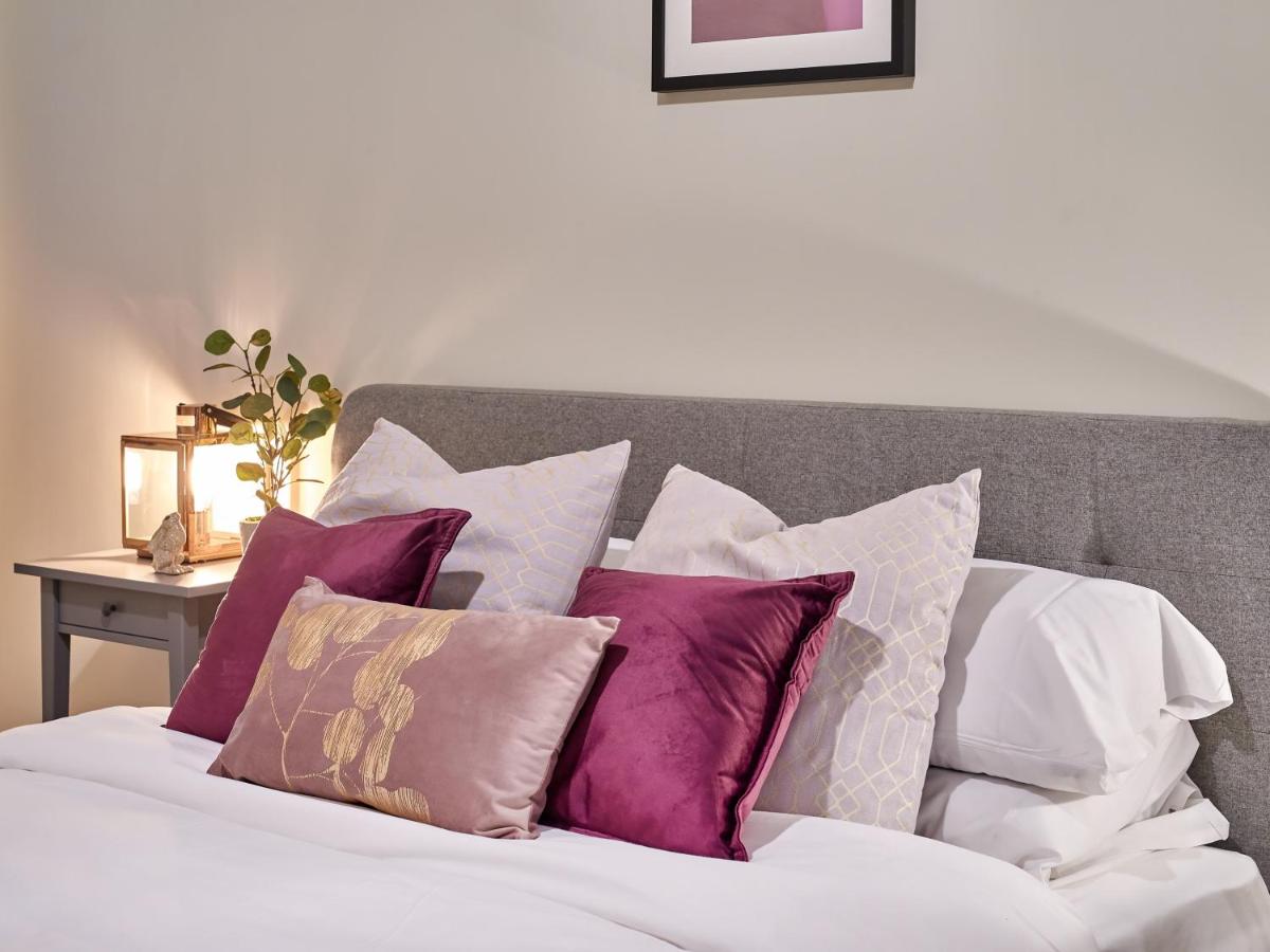 Two Bedroom Apartment by JLJ Apartments & Serviced Accommodation Birmingham - Mantella Lofts - Housity