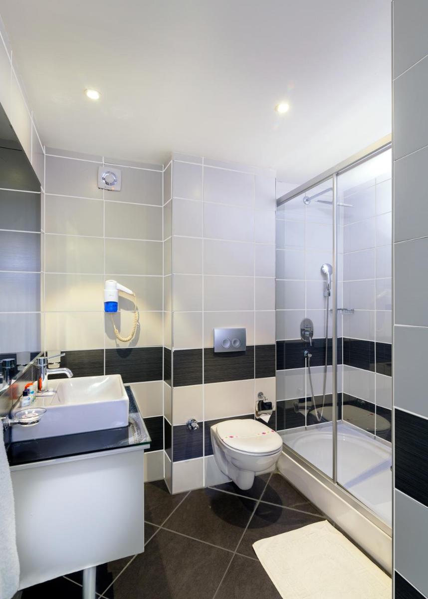 Club Shark Hotel - Housity