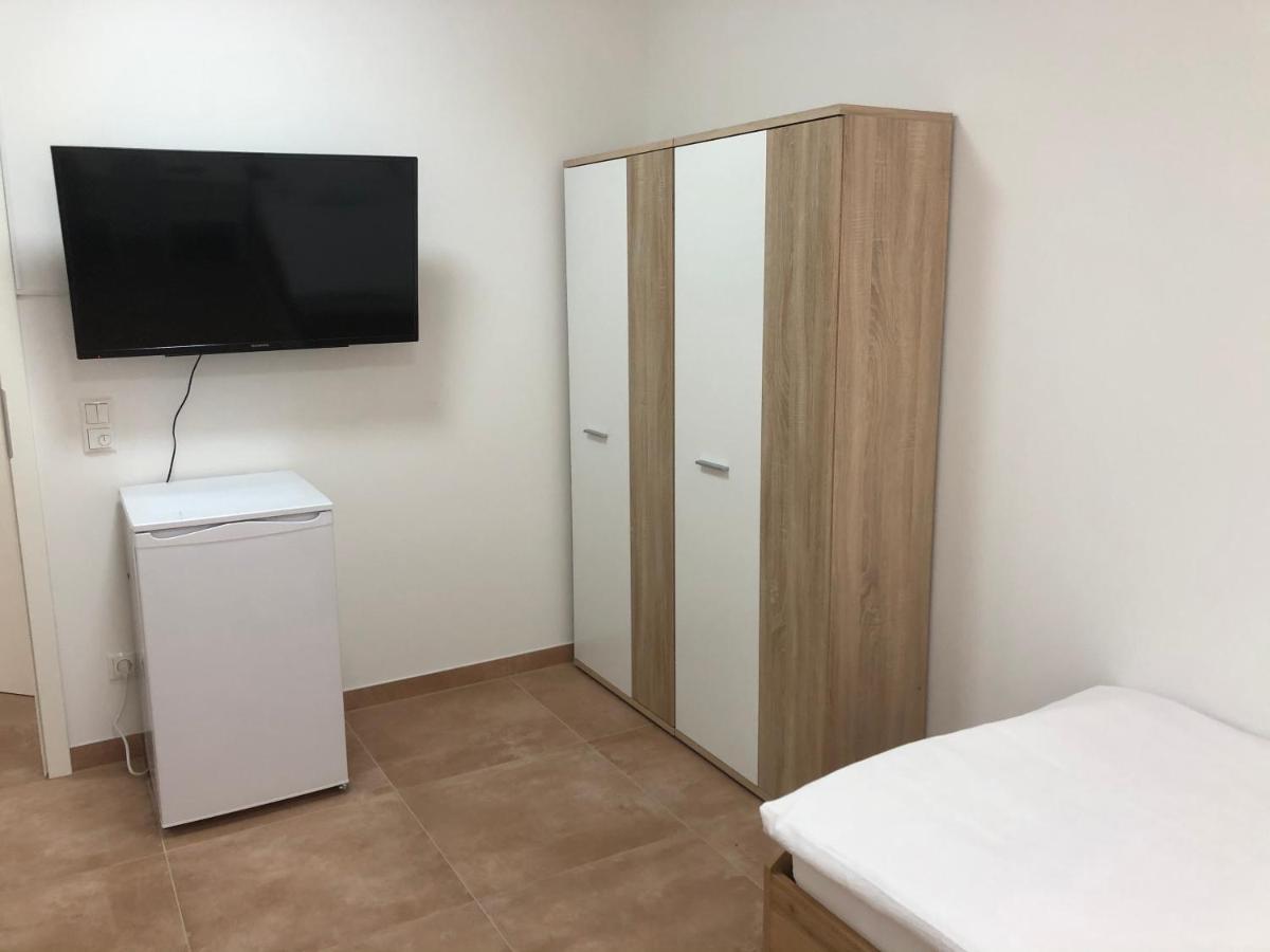 Pension Chen, 2 Doppelzimmer , EBK, separater Balkon - Housity