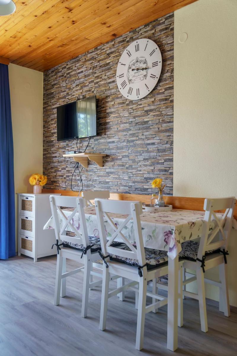 Apartments Zakrasnik - Housity