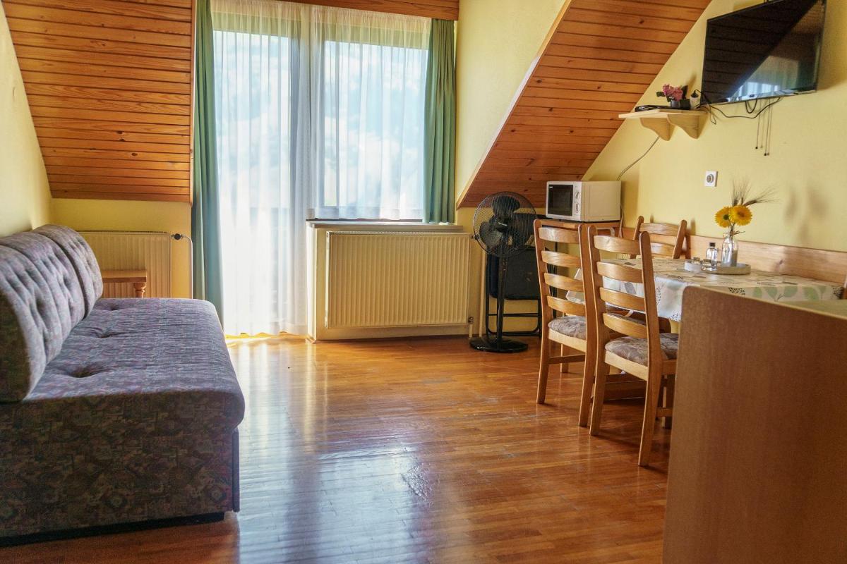 Apartments Zakrasnik - Housity