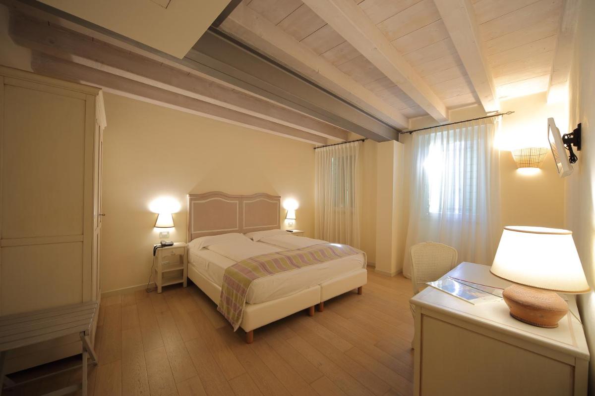 Hotel Villa Moron - Housity