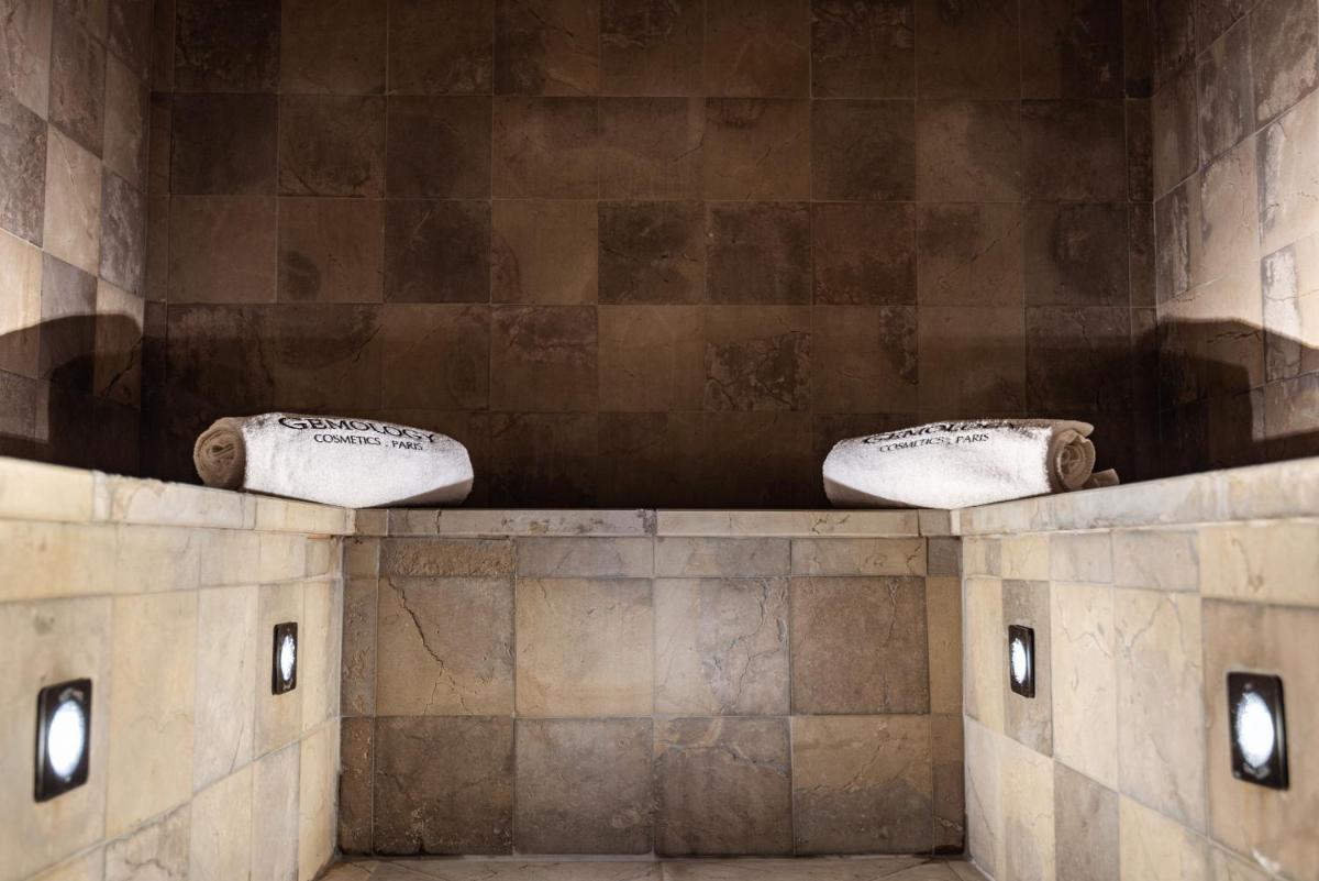 Salle de bains dans l'établissement Hôtel du Château & Spa - Teritoria
