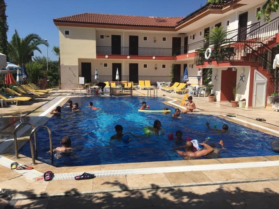 MG Moms Hotel - Housity