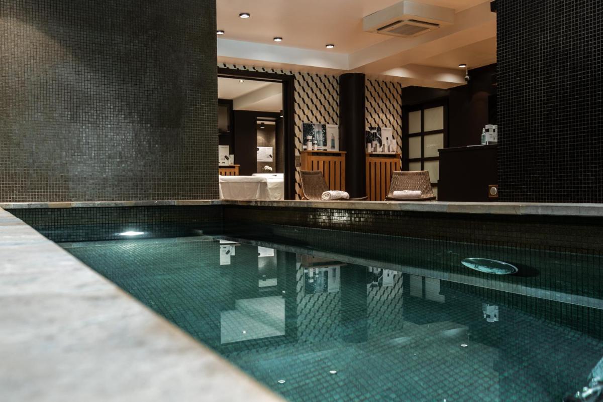 Piscine de l'établissement Hôtel Montmorency & Spa ou située à proximité