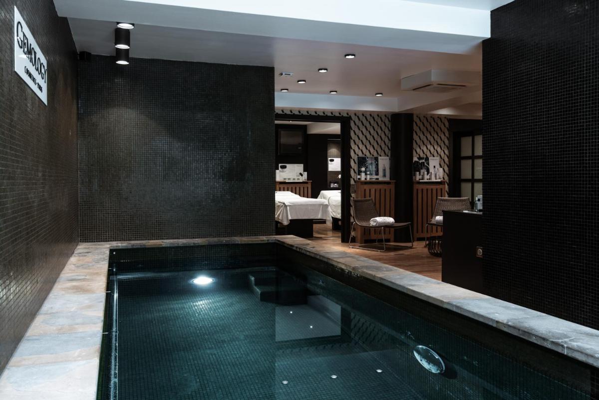 Piscine de l'établissement Hôtel Montmorency & Spa ou située à proximité