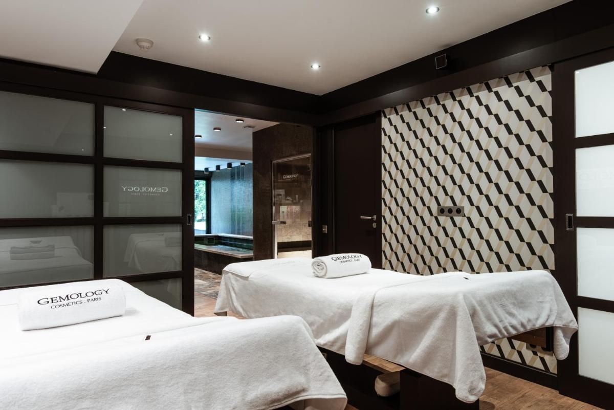 Un ou plusieurs lits dans un hébergement de l'établissement Hôtel Montmorency & Spa