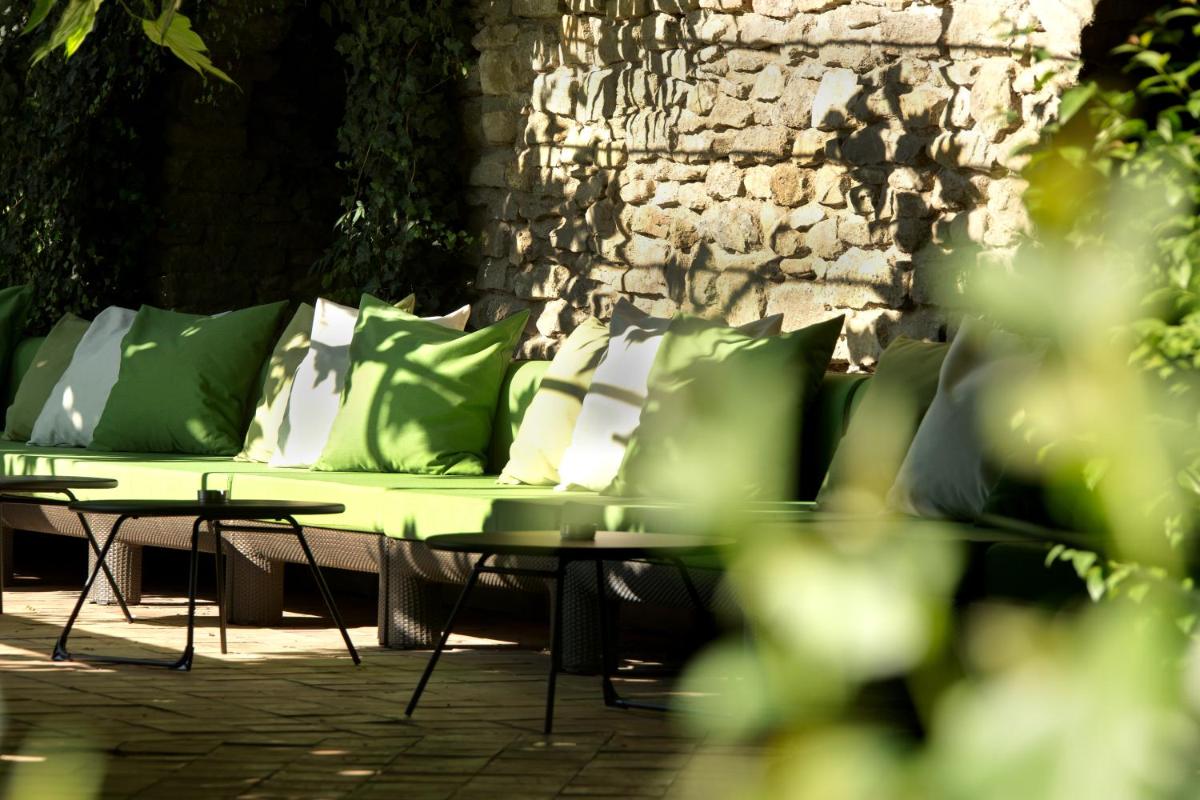 Coin salon dans l'établissement Hôtel Montmorency & Spa