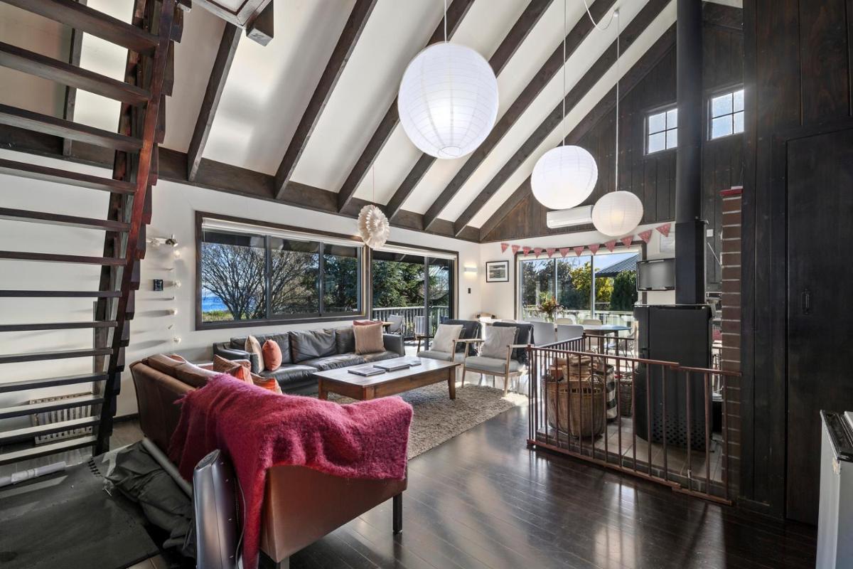 Chalet Mahuta - Five Mile Bay Holiday Home - Housity