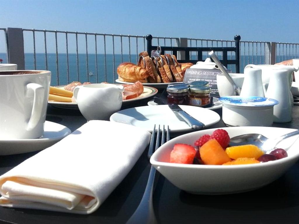 Pebble Beach Seaview Restaurant & Rooms - Housity