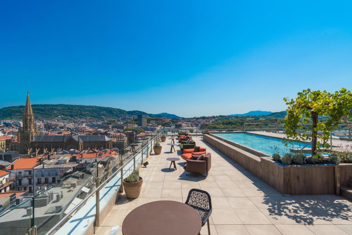 Una vista de la ciudad desde el tejado de un edificio. en Catalonia Donosti, en San Sebastián