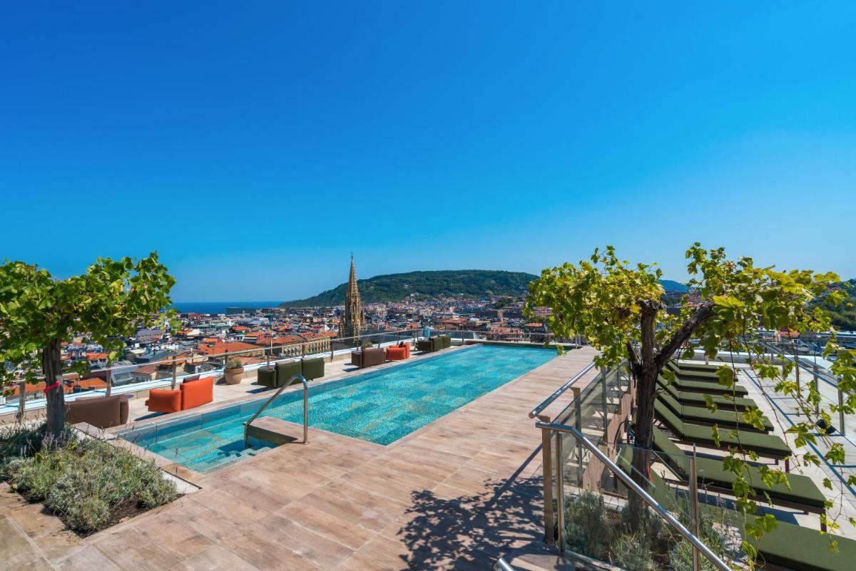 una piscina en la azotea de un edificio en Catalonia Donosti, en San Sebastián